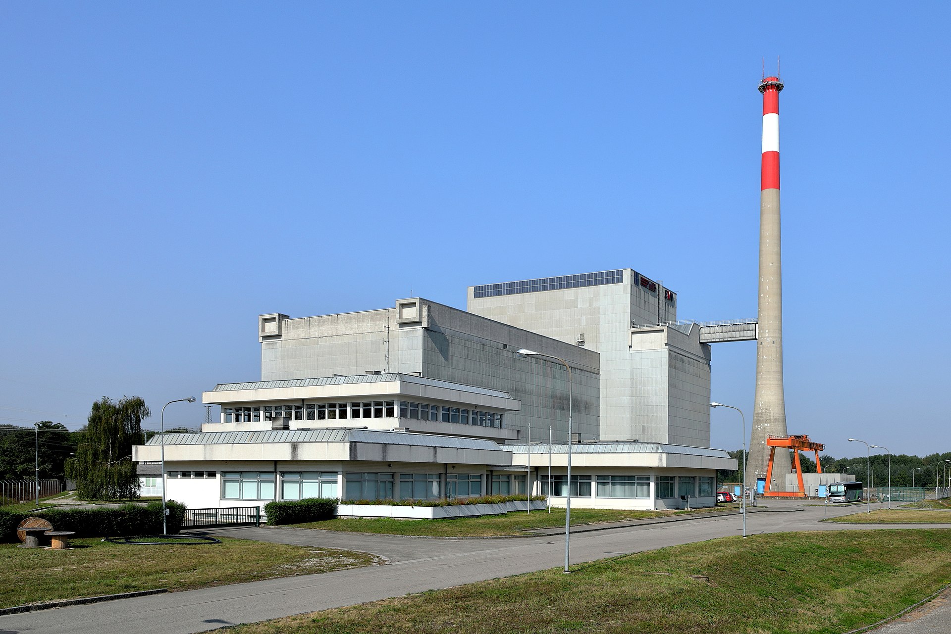 1920px-Zwentendorf_-_Kraftwerk_%281%29.JPG